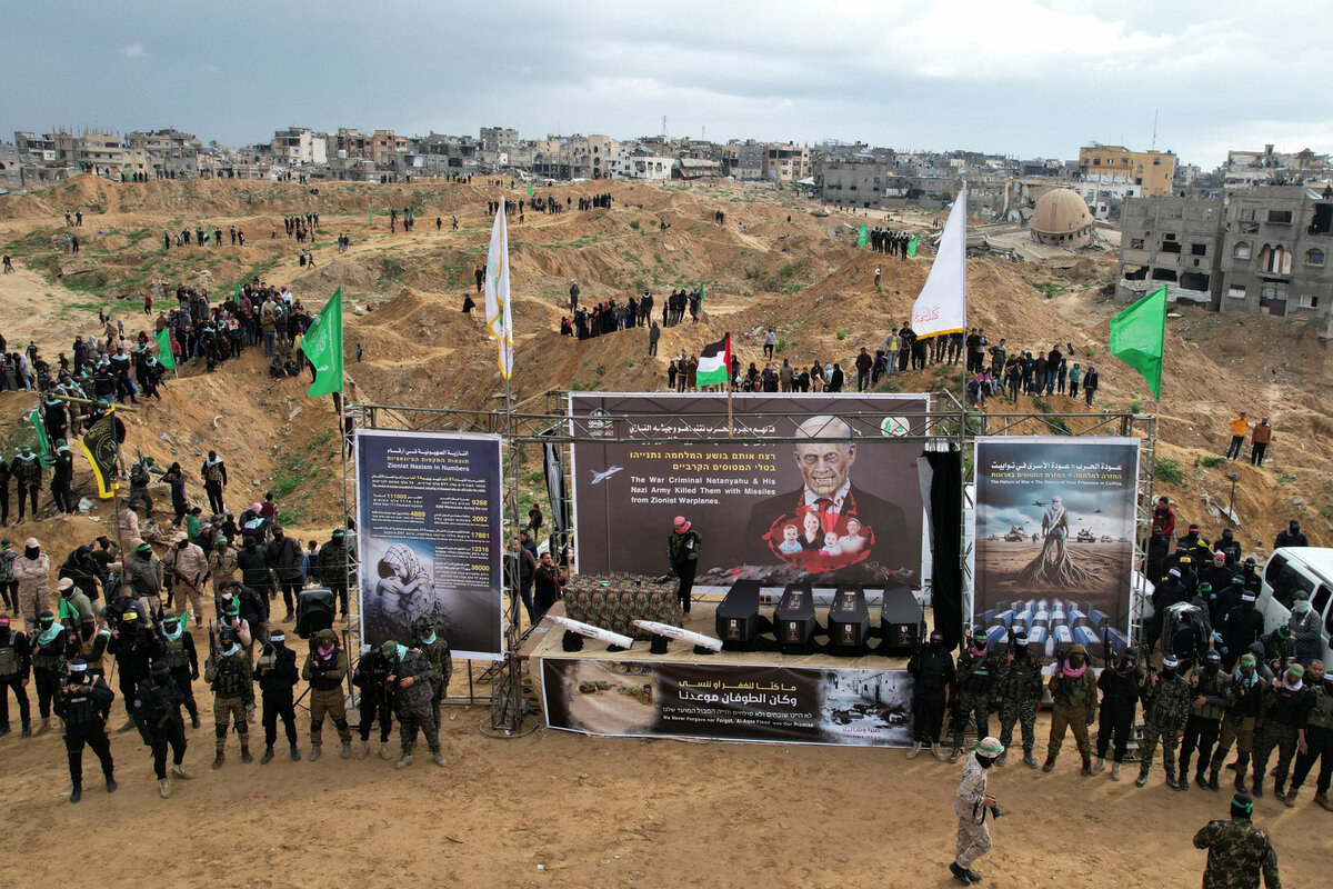 Geisel-bergabe-in-Gaza-Gruseliges-Spektakel