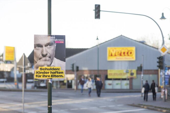 FDP-Wahlplakat an einem Laternenpfahl