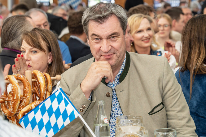 Markus Söder neben Brezen