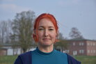 Porträt Gisela Ewe auf dem Gelände des KZ Neuengamme