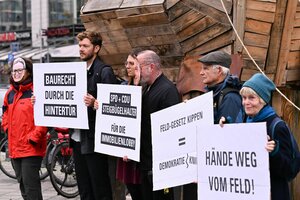 Demonstranten vor dem Roten Rathaus