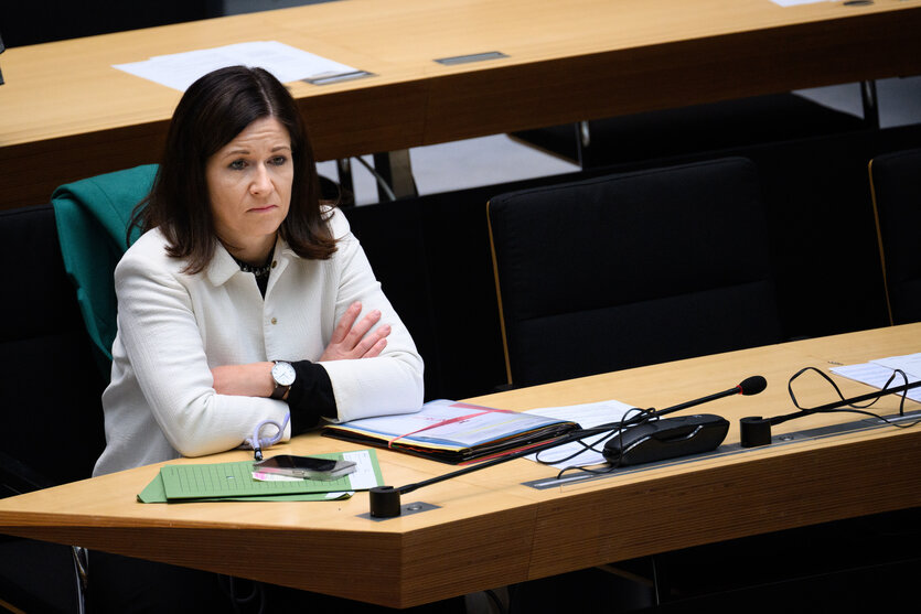 Katharina Günther-Wünsch (CDU), Berliner Senatorin für Bildung, Jugend und Familie, sitzt bei der Plenarsitzung im Berliner Abgeordnetenhaus