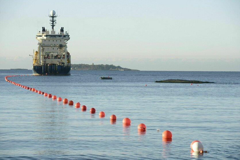 Schiff am Horizont, davor Bojenkette