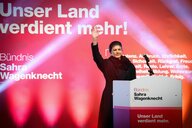 Sahra Wagenknecht winkt von der Bühne Richtung Zuschauer