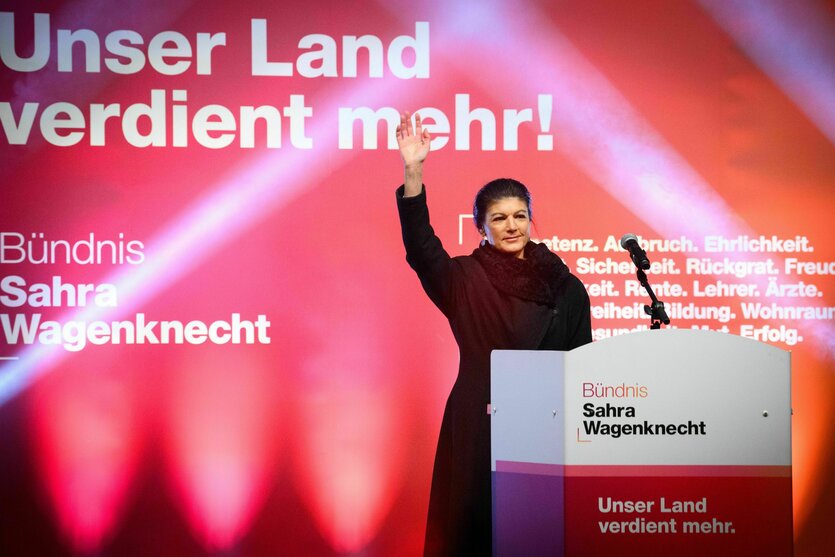 Sahra Wagenknecht winkt von der Bühne Richtung Zuschauer