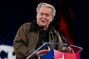 Steve Bannon steht an einem Rednerpult und spricht