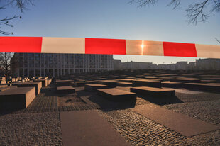 Rot-weißes Absperrband vor dem Holocaust-Denkmal in Berlin