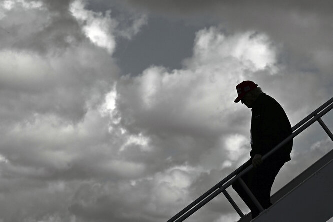 Präsident Donald Trump verlässt die "Air Force One" bei der Ankunft am Miami International Airport