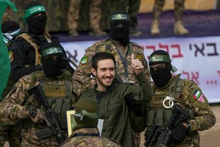 Kurz vor der Freilassung: Die israelische Geisel Omer Schem-Tov wird von Mitgliedern der militanten Hamas eskortiert.