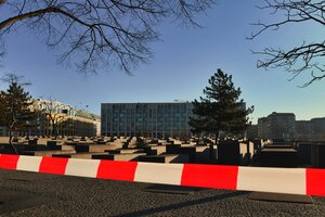 Absperrband vor dem Mahnmal