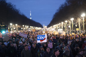 Demo in der Dämmerung vor dem barndenburger tor in Berlin