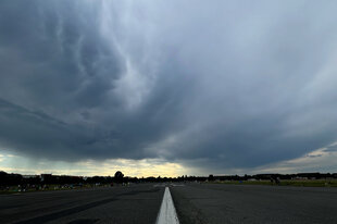 Gewitterwolken über dem Tempelhofer Feld