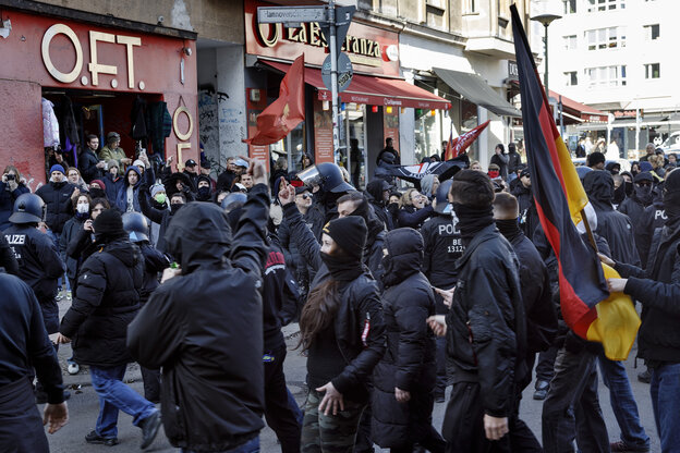 Viele Menschen bei einer Demo, alle sind schwarz gekleidet: Rechtsextremisten treffen auf linke Gegendemonstranten