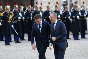 Der französische Präsident Emmanuel Macron (l) begrüßt den polnischen Premierminister Donald Tusk bei seiner Ankunft zu einem informellen Treffen der Staats- und Regierungschefs der wichtigsten EU-Länder und des Vereinigten Königreichs im Elyseepalast in Paris.