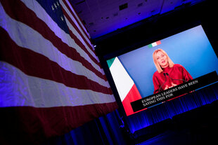 Digitaler Drahtseilakt: Meloni auf der Leinwand bei der Washingtoner Konferenz CPAC (Conservative Political Action Conference)