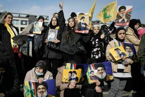 Eine Gruppe Menschen mit Bildern von Nasrallah und Hisbollah-Fahnen