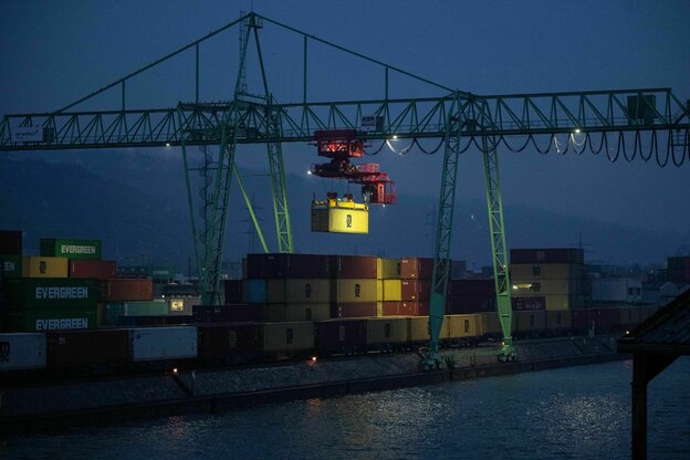 Container werden am Hafen Stuttgart umgeladen