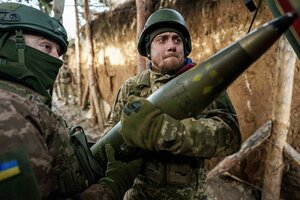 Ukrainische Soldaten laden eine Panzerhaubitze