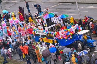 Bunt gekleidete Faschingsfans auf der Straße: Ausgelassene Stimmung beim Karnevalumzug «Zug der fröhlichen Leute in Cottbus