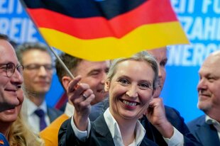 Alice Weidel mit deiner Deitschlandfahne auf einer Wahlkampfparty.