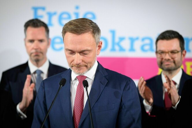 Christian Lindner am Mikrofon, hinter ihm seine Parteifreunde Marco Buschmann (re) und Christian Dürr