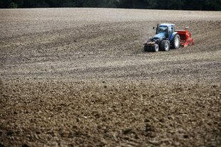 Ein Traktor fährt auf einem Feld