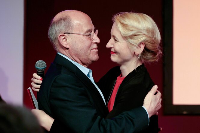 Gregor Gysi und Ines Schwerdtner umarmen sich