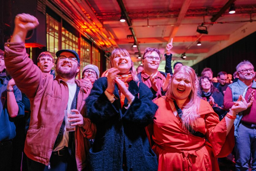 Junge Menschen auf der Wahlparty der der Partei Die linke am Sonntag Abend