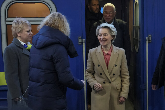 Ursula von der Leyen steigt lächelnd aus einem Zug und wird von mehreren Personen begrüßt