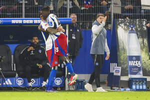 Hamburgs Spieler Fabio Balde umarmt nach seinem Tor zum 3:0 für den HSV seinen Mitspieler Davie Selke. Daneben steht Hamburgs Co-Trainer Loic Fave.