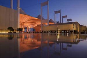 Blick auf das Hajj-Terminal in Dschidda bei Abenddämmerung