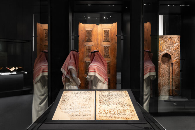 Blick in die Ausstellung: Manuskripte, eine kostbar verzierte Pforten oder ein holzgeschnitzter Mihrab gehören zu den historischen Ausstellungsstücken