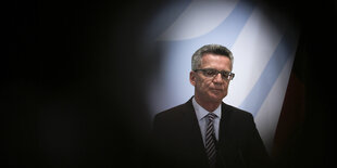 Thomas de Maizière von Schatten umrandet