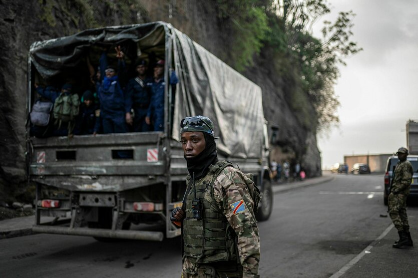 Menschen in Militäruniformen auf einem Transporter