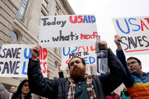 Demonstrant:innen mit Schildern: Today USAID ... What’s next?