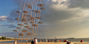 Die Regenschirm-Skulptur von Giorgos Zogolopoulos in Thessaloniki