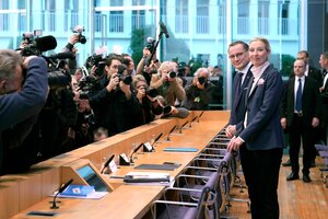 Alice Weidel und Tino Chrupalla gut gelaunt auf der Bundespressekonferenz - sie werden von der Presse geradezu belagert