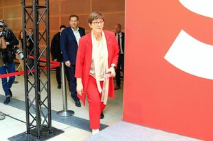 Saskia Esken und Lars Klingbeil auf dem Weg zur Pressekonferenz im Willy Brandt Haus - sie wirken zerknirscht