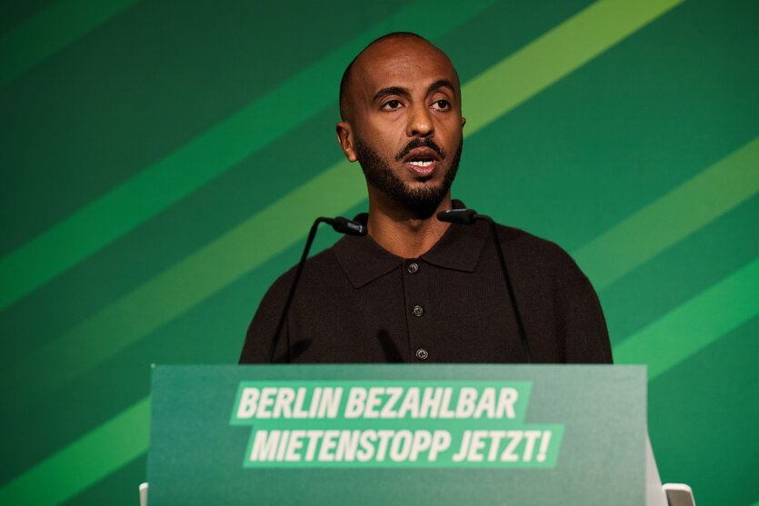 Philmon Ghirmai, Landesvorsitzender der Berliner Grünen, spricht auf der Landesdelegiertenkonferenz zum Leitantrag mit dem Thema Wohnungsmangel im Mercure Hotel MO