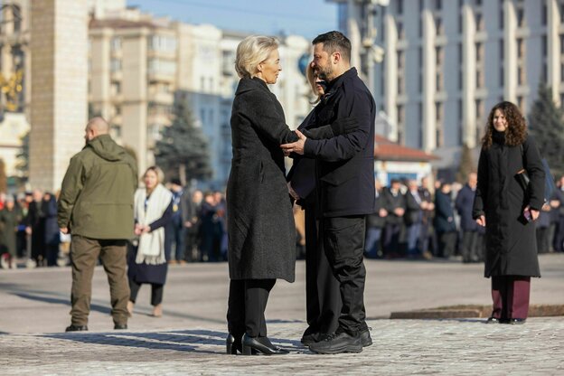 Von der Leyen und Selenskyj bei einer Zeremonie.