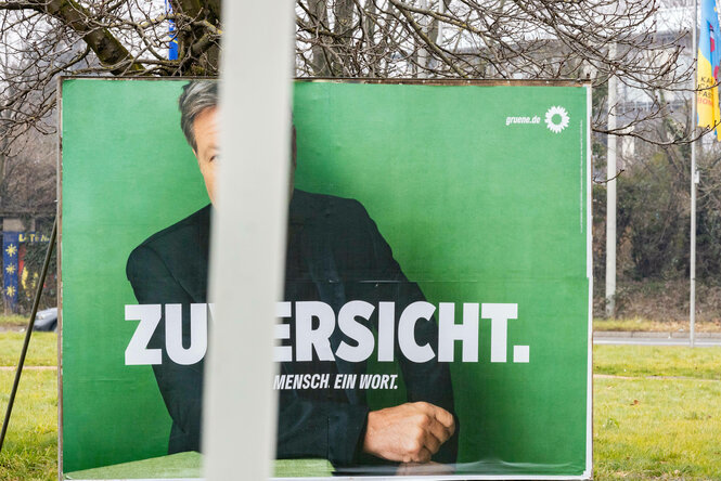 Wahlplakat mit dem Porträt von Robert Habeck und dem Slogan: Zuversicht. Sein Gesicht ist von einem vertikalen Laternenmast verdeckt