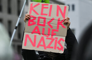 Das Bild zeigt ein Protestplakat mit der Aufschrift 