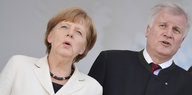 Merkel und Seehofer beim Singen des Bayernslieds.