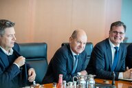 Robert Habeck, Olaf Scholz und Wolfgang Schmidt sitzen an einem Tisch