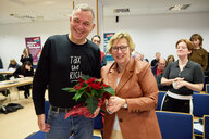 Jan van Aken und Sabine Ritter mit einem roten Blumenstrauß auf der Landesvertreterversammlung der Linken in Hamburg.