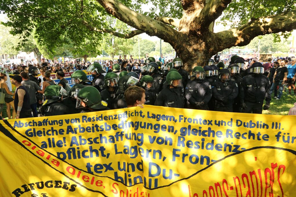 Banner mit Forderung der Abschaffung von Residenzpflicht, Lagern, Frontex und Dublin III. Tausende Menschen demonstrieren fuer ein Bleiberecht der Fluechtlinge aus der Gerhart-Hauptmann-Schule sowie gegen die derzeitige Asylpolitik in Berlin Kreuzberg am 05.07.2014