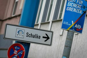 in Wahlplakat der AfD vor einem Straßenschild mit der Aufschrift Schalke.