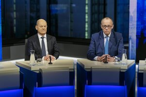 Olaf Scholz und Friedrich Merz sitzen gemeinsam an einem Tisch