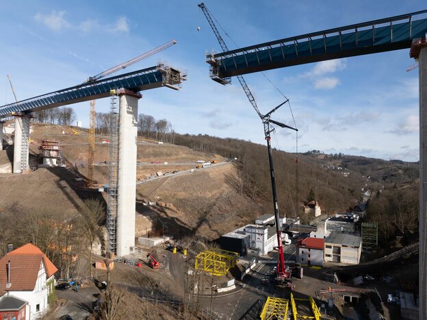 Brückenbaustelle, bei der zwei Brückenhälften zusammengefügt werden