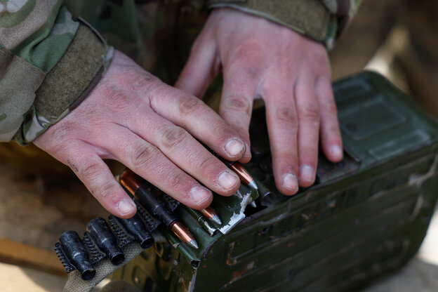 Ein ukrainischer Soldat bereitet Munition für ein Kalashnikov Maschinengewehr vor.